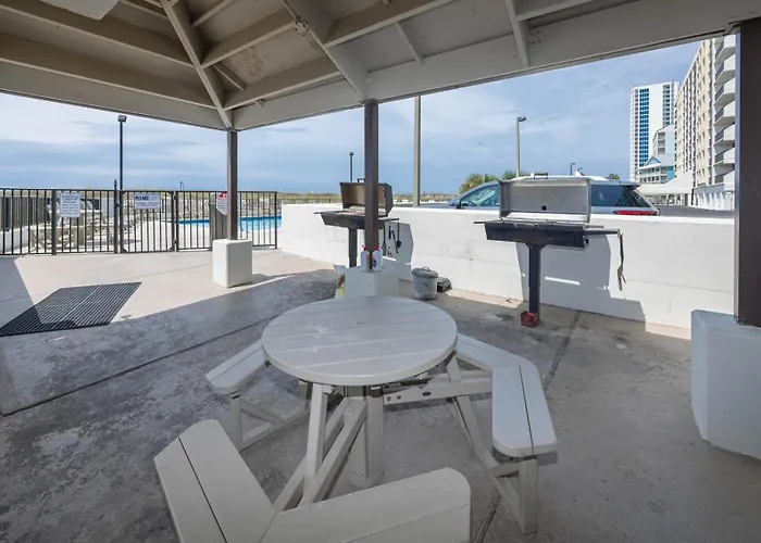 Apartment Island Winds East 602