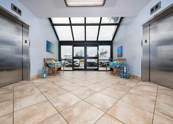 Apartment Island Winds East 602